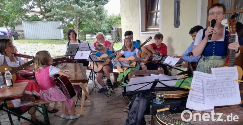 Auch die Gitarrengruppe Gebenbach unter der Leitung von Rita Butz (r.) beteiligte sich am diesjährigen Singen und Musizieren der Volksmusik von Kindern und Jugendlichen in Krickelsdorf Bild: ads