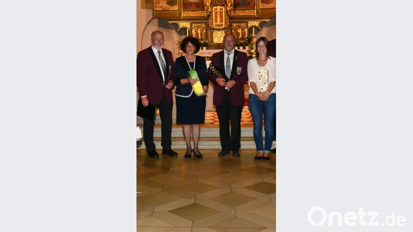 Der Ehrenvorsitzende des Sängerkreise Nordoberpfalz, Herbert Kick (links), überreicht den Leitern der mitwirkenden Chöre Erinnerungsgeschenke. Bild: bey