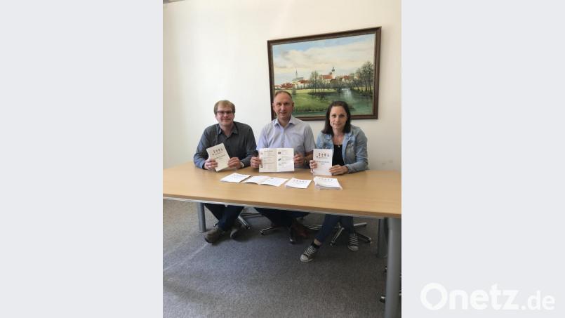 Ulrike Fuhrmann, Bürgermeister Richard Kammerer und Jugendbeauftrager Christoph Müller (von rechts) stellen das Ferienprogramm es im Rathaus vor. Bild: sei