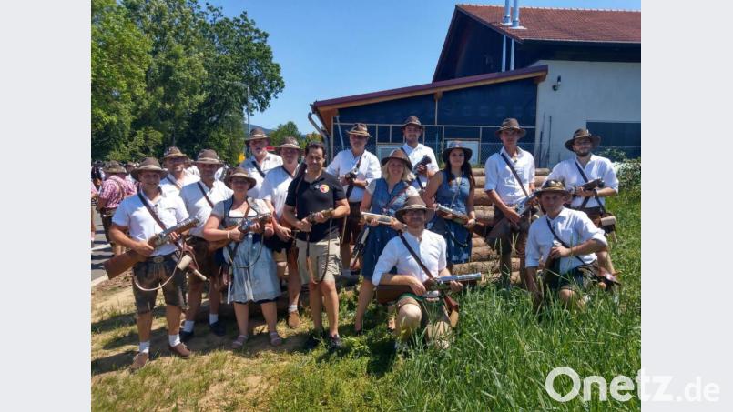 Ein fesches Böllerteam aus Eslarn und Moosbach sorgt beim Oberpfälzer Böllertreffen für Aufsehen. Bild: gz