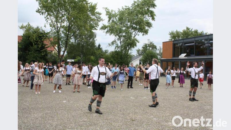 Die &quot;Schwarzenbacher Schenkelzinterer&quot; vermittelten in ihrem Workshop beim Trachtentag Grundschritte des Schuhplattelns. Bild: lg