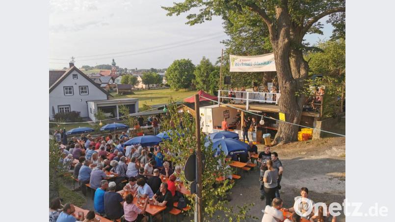 Die Werkstattmusikanten und der CSU-Ortsverband mit der JU sorgen am Schlossberg für tolle Stunden. Bild: gz