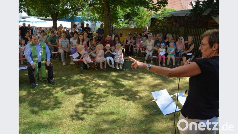 Höhepunkt am Nachmittag war eine Kinderfahrzeug-Segnung mit Kaplan Dr. Matthias Nowotny (links). Eingeladen dazu hatten die Eltern-Kind-Gruppen mit Leiterin Martina Lang-Scharnagl (rechts). Bild: jr