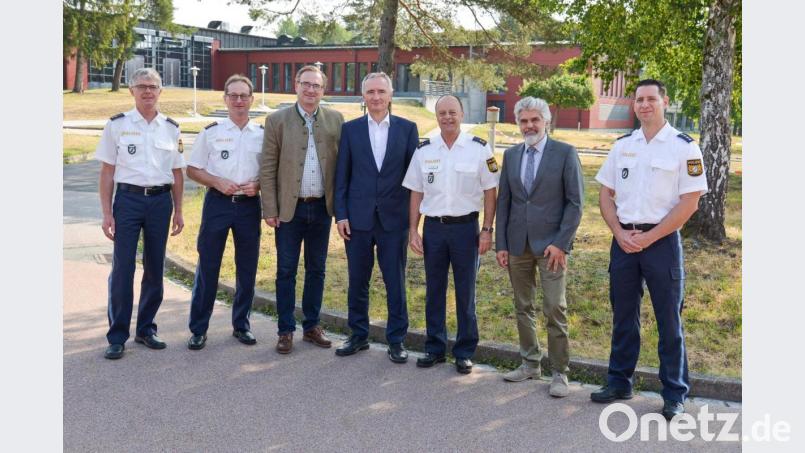 An der interessanten Gesprächsrunde nahmen (von links) Polizeioberrat Roland Gaßner, Leitender Polizeidirektor Ludwig Härtl, MdL Alexander Flierl, MdL Harald Schwartz, Polizeioberrat Helmar Termer, Personalrat Manfred Butz und Polizeihauptkommissar Jochen Riedling. Bild: exb