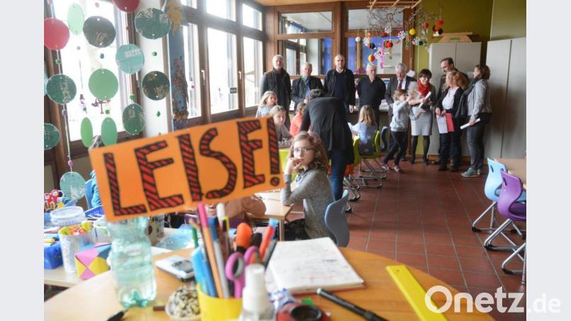 Eng geht&#039;s zu bei der Mittagsbetreuung in der Clausnitzerschule. Vorn wird gearbeitet, hinten gegessen. Und dann schauen auch noch die Politiker zu. Bild: Gabi Schönberger
