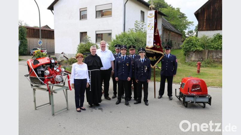 Die Feuerwehr Edeldorf ließ ihre neue Pumpe segnen. Danach präsentieren sie das neue Herzstück auch gleich bei Vorführungen. Bild: ens