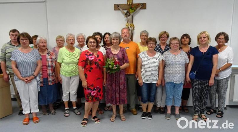 Aus dem Kreise der aktiven ehrenamtlichen Hospizbegleiter wurde Beate Wiedemann (Mitte) verabschiedet. Dem internen Führungszirkel gehören künftig Inge Lehner (Zweite von links), Marianne Dietl (Achte von links) sowie Maria Rother (rechts) an. Bild: Caritas/exb