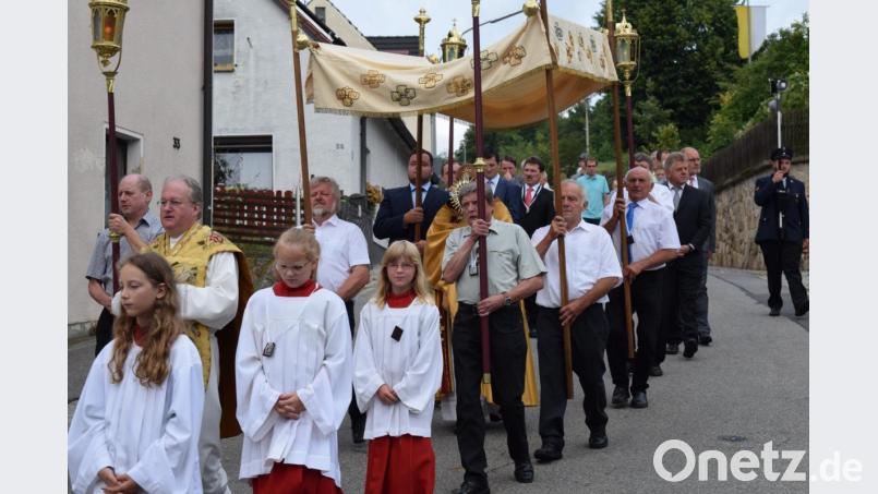 Die eucharistische Prozession ist ein feierlicher Höhepunkt des Skapulierfestes. Pfarrer Markus Gottswinter (vorne), Rektor der Universitätskirche München, verkündete in diesem Jahr als Festprediger das Wort Gottes. Bild: bnr