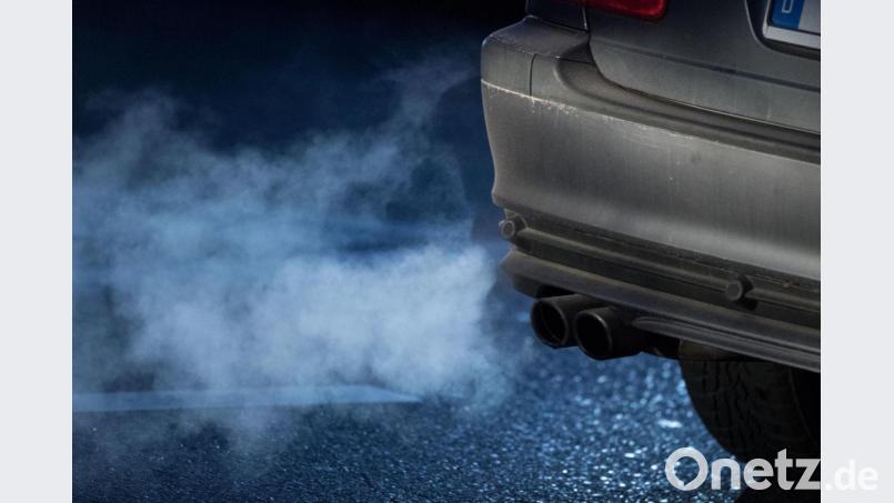 Abgase kommen aus dem Auspuff eines Autos. Bild: Marijan Murat/dpa