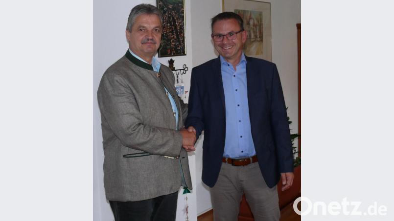 Der gebürtige Vohenstraußer Hubert Reil (rechts), der in Untertresenfeld aufwuchs, kehrt als Rektor der Pfalzgraf-Friedrich-Mittelschule wieder in seine Heimat zurück. Bei Bürgermeister Andreas Wutzlhofer wurde er bereits vorstellig. Bild: dob