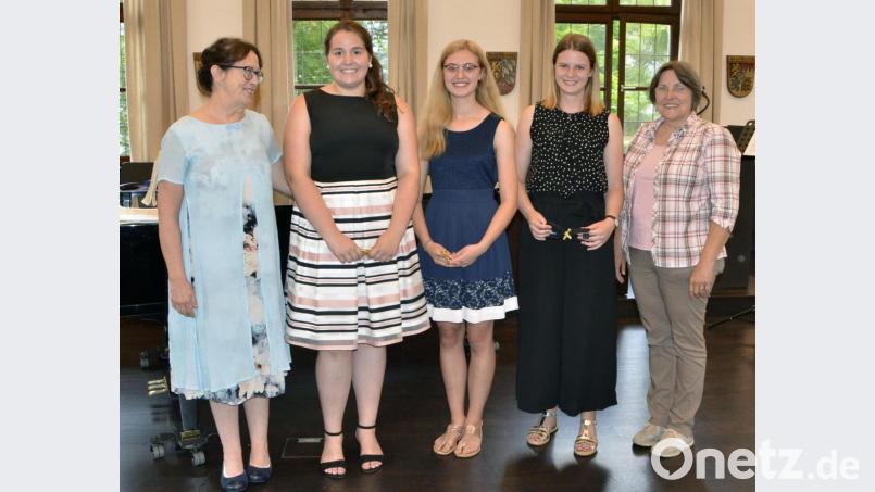 Carol Bischoff (links) und Christiane Zeigler (rechts) verabschiedeten sich von Alina Bachmeier, Antonia Heinl und Carolin Heindl. Bild: zch