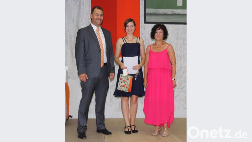 Lea Högner erhält von der Deutsch-französischen Gesellschaft als beste DELF-Absolventin eine Urkunde und einen Buchpreis. Das DELF (Diplôme d’études de langue francaise) ist ein international anerkannte Zertifikate für Französisch als Fremdsprache. Es dient als offizieller Nachweis für französische Sprachkenntnisse bei der Immatrikulation an einer Hochschule oder bei der Bewerbung für eine Arbeitsstelle in Frankreich, Belgien, Kanada und der Schweiz. Bild: mfh