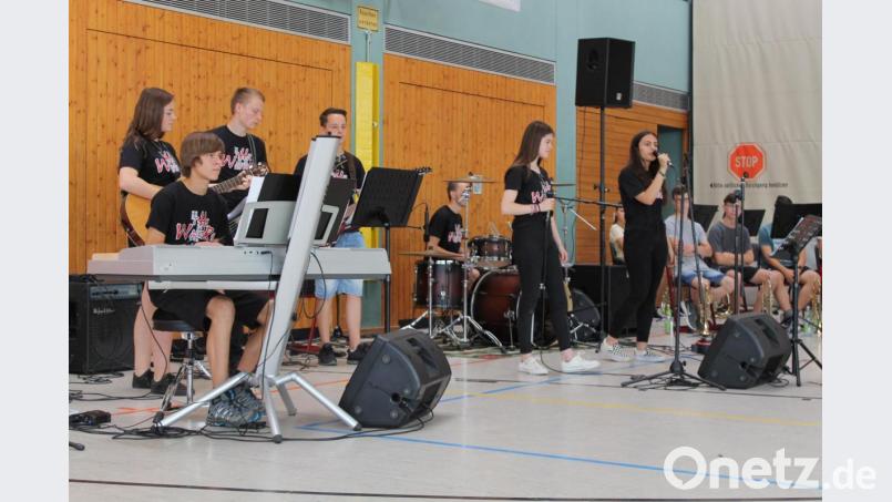 Die Band The Walters zündet bei der Abschlussfeier der Walter-Höllerer-Realschule musikalische Glanzlichter an. Bild: lhc