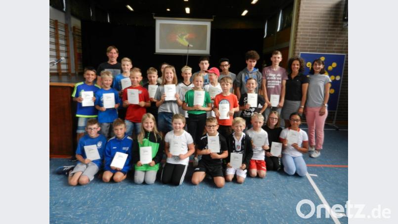 Über 26 Ehrenurkunden freuen sich Jungen und Mädchen aus den Klassen eins bis acht. Bild: nn