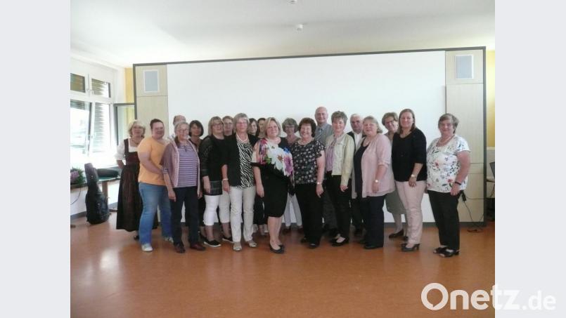 Rektorin Christine Schneider (Elfte von links) freute sich über die guten Wünsche der Kollegen und Gemeindevertreter: Beatrix Lindberg (von links), Kerstin Spießl, Monika Ermer, Alfons Linsmeier, Maria Braun, Monika Borowski, Stefanie Laubmeier, Anita Käsbauer, Margareta Eckl, Daniela Schmidbauer, Hilde Wolf, Renate Schneider, Walter Schauer, Sonja Meier, Eugen Wismeth, Petra Scherz, Maria Baumer, Bettina Röhrl und Annemarie Mösbauer. Bild: amö