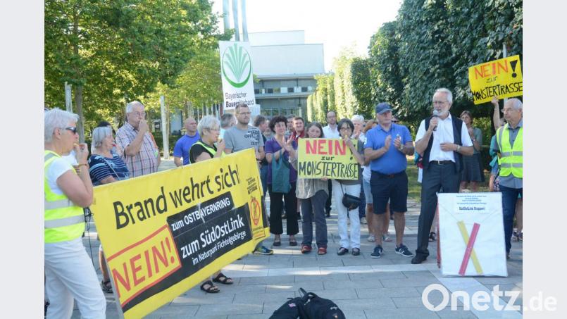 Demonstration gegen die geplante Stromtrasse Süd-Ost-Link vor der Max-Reger-Halle. Bild: Gabi Schönberger