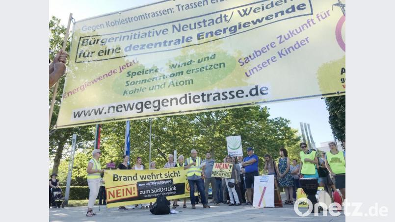 Rund 100 Demonstranten versammelten sich am Dienstag, 23. Juli, ab 8 Uhr morgens vor der Max-Reger-Halle, um gegen den Süd-Ost-Link und den Erörterungstermin der Bundesnetzagentur in der Max-Reger-Halle zu demonstrieren. Bild: Gabi Schönberger