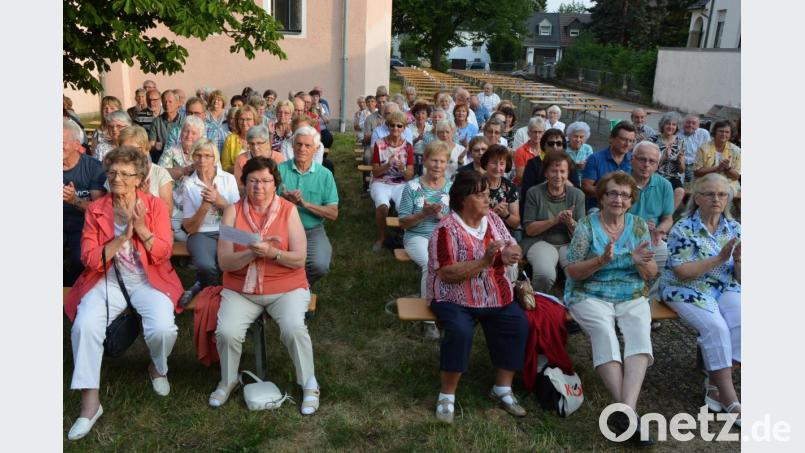 Zahlreiche Besucher waren zur Serenade in den Garten bei der Christuskirche gekommen. Bild: jr