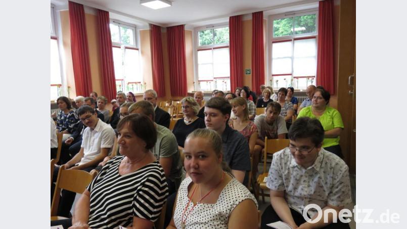 Viele Gäste begleiteten die Absolventen (vorne) an ihrem allerletzten Schultag. Bild: ubb