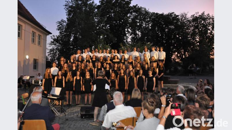 Viele Schüler, Lehrer, Eltern und Ehemalige singen und musizieren beim Sommerkonzert des Erasmus-Gymnasiums. Bild: Benedikt Lueger/exb