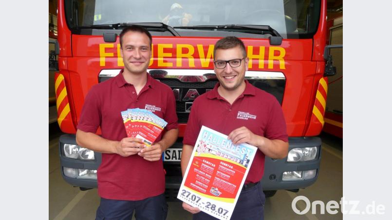Alles ist bestens vorbereitet: Die beiden Vorsitzenden der Feuerwehr Nabburg, Bernhard Blüml (rechts) und Thomas Prey (links) präsentieren die Plakate für das Hallenfest am 27. und 28. Juli. Bild: exb