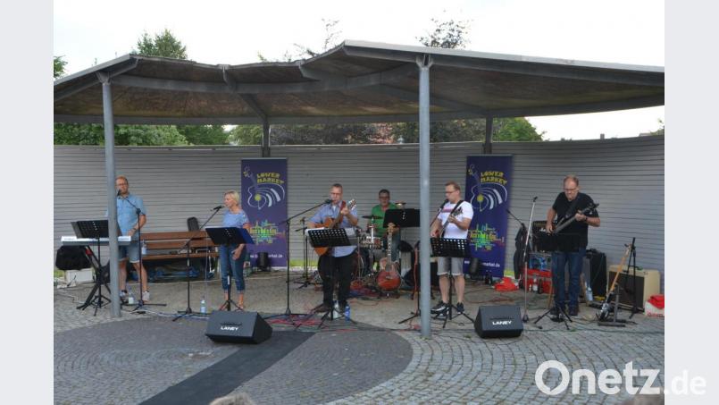 Was gibt es Schöneres als an einem lauen Sommerabend „How do you do it“ oder „Here Comes My Baby“ und vielen anderen bekannten Hits zu lauschen. Die Live-Musik steht stets im Mittelpunkt der vergnüglichen Hobbymusiker von "Lower Market. Bild: dob