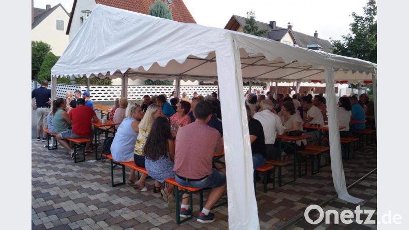 Dicht gedrängt sitzen die Besucher im Zelt vor dem Gerätehaus und feiern mit der Feuerwehr den Florianstag. Bild: du