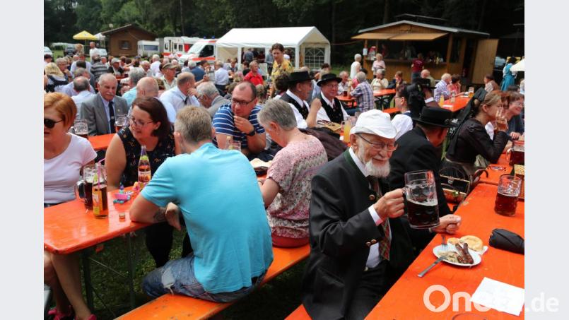 Pfarrer Richard Salzl ließ sich nach getaner Arbeit Bratwürste und Bier schmecken. Bild: ral