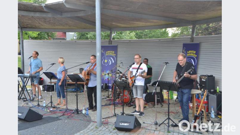 Was gibt es Schöneres als an einem lauen Sommerabend „How do you do it“ oder „Here Comes My Baby“ und vielen anderen bekannten Hits zu lauschen. Die Live-Musik steht stets im Mittelpunkt der vergnüglichen Hobbymusiker von "Lower Market". Bild: dob