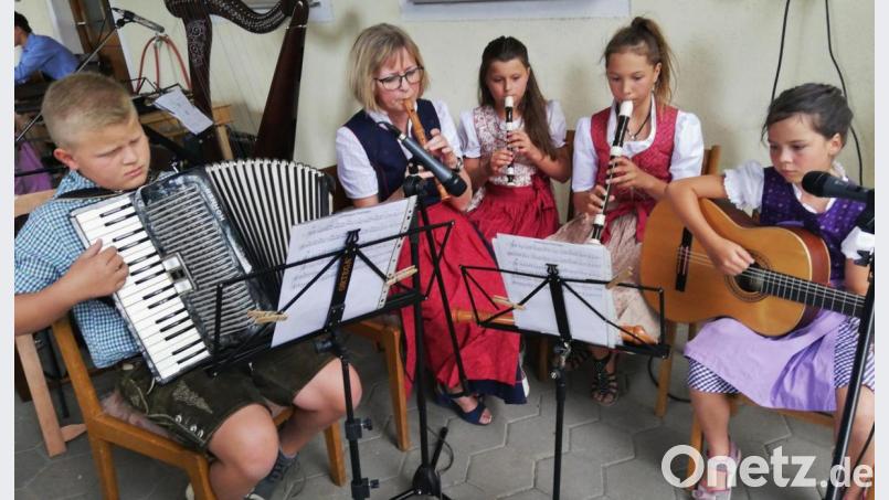 Aus der Grundschule Ammersricht bereicherte Lehrerin Birgit Sonntag (Zweite v.l.) mit ihren Schülern das Volksmusikfest der Kinder und Jugendlichen. Bild: ads