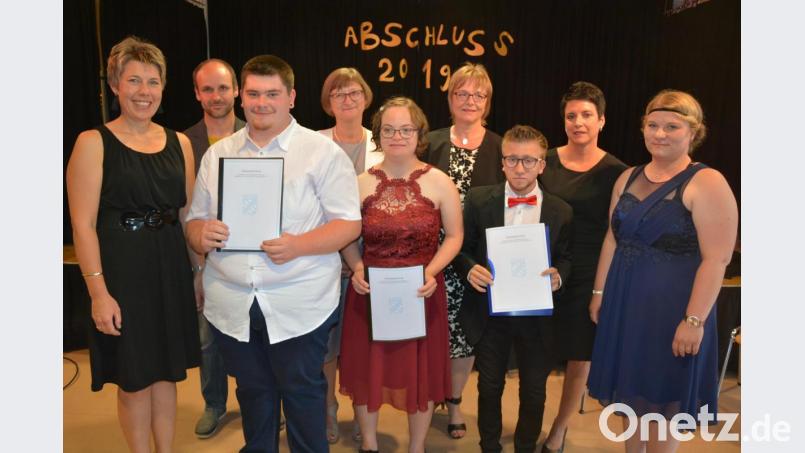 Die drei Entlassschüler Lukas Haberkorn, Milena Wegener und Luca Selch (Mitte, von links) mit den Gratulanten (von links) Stefanie Hetz, Florian Seidl, Anne Geiger, Sabine Heß, Monika Thoma und Susanne Heidler. Bild: jr