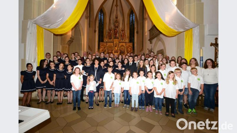 Gemeinsam präsentieren sich alle Mitwirkenden des Kirchenkonzertes den Besuchern in der Stadtpfarrkirche St. Sigismund. Bild: bey