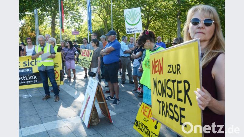 Demonstration gegen die geplante Stromtrasse Süd-Ost-Link vor der Max-Reger-Halle. Bild: Gabi Schönberger