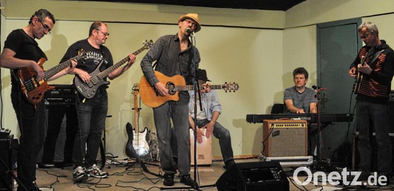 Heimspiel im Juni 2013: Im Pfarrheim St. Konrad am Hammerweg – Schauplatz des ersten „Apfelkuchen“-Auftritts 1980 – spielt die Band um Hubert Treml (Mitte) für einen guten Zweck. An gleicher Stelle geben sie 1983 auch ihr erstes Abschiedskonzert. Bild: Kunz