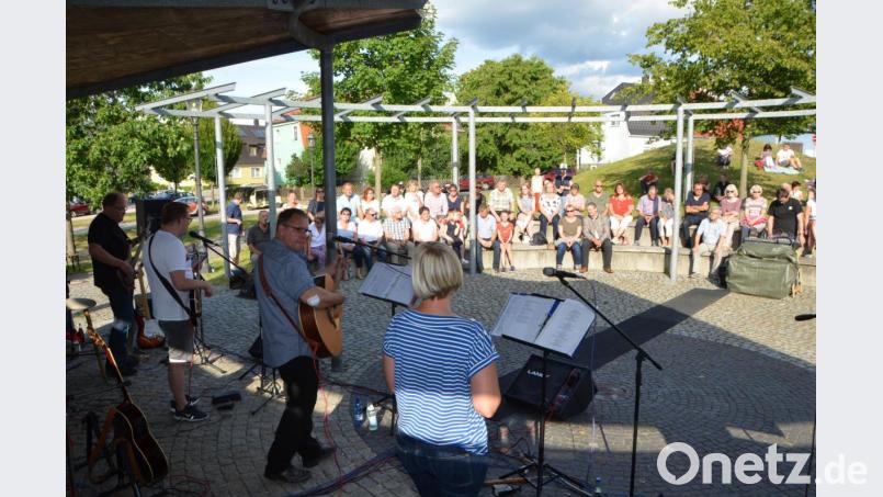 Was gibt es Schöneres als an einem lauen Sommerabend „How do you do it“ oder „Here Comes My Baby“ und vielen anderen bekannten Hits zu lauschen. Die Live-Musik steht stets im Mittelpunkt der vergnüglichen Hobbymusiker von "Lower Market". Bild: dob