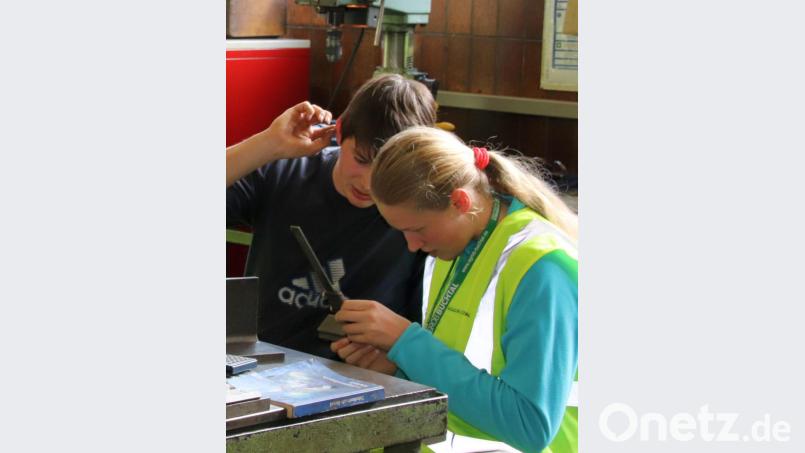 Für eine klischeefreie Berufs- und Studienwahl bedarf es vielfältiger Anstrengungen, die im Elternhaus beginnen und sich bis zur Schule fortsetzen – etwa längerfristige Berufsorientierungsmaßnahmen oder Initiativen wie der Girls’ Day oder der Boys’ Day. Unser Bild zeigt den Girls’ Day vergangenes Jahr in Buchtal. Bild: Thomas Dobler