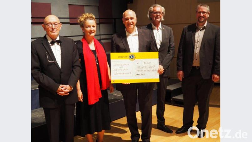 Über den Geldbetrag freuen sich (von links) Karlheinz Malzer (Chorleiter Mixtora Cantorum), Michaela Treese (Leiterin des Jugendchores des FSB), Past-Präsident Christian Kick, Präsident Klaus Berberich und Robert Heininger. Bild: fam