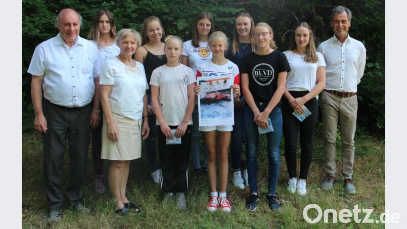 Schulamtsdirektor Rudolf Kunz (rechts) gratulierte den erfolgreichen Schwimmerinnen des Gymnasiums. Bild: exb