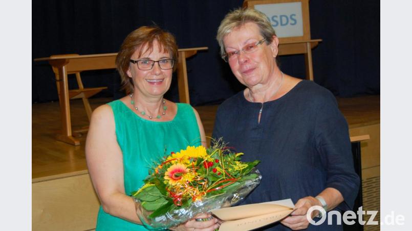 Rektorin Doris Bodensteiner (links) verabschiedete Lehrerin Marie-Luise Vollath (rechts) in den Ruhestand. Bild: sm