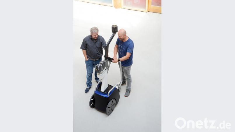 Claus Krapf (links) und Markus Meister präsentieren ihren mobilen 3-D-Laser-Scanner. Der Vermesser fährt das Gerät ähnlich wie einen Rasenmäher über das Gelände, das dabei digital erfasst wird. Eine Rundum-Kamera schießt zusätzlich 360-Grad-Bilder. Bild[M]: Gabi Schönberger