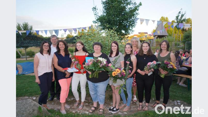 Elternbeiratsvorsitzende Andrea Graf, Pfarrer Norbert Götz, Kita-Leiterin Sonja Kick, Selina Meindl, Adelheid Meier (Mitte), Magdalena Mensch, Lisa Wagner, Martina Lorenz (stellv. Kita-Leiterin), Maria Voith und Manuela Grünauer (von links). Bild: fvo