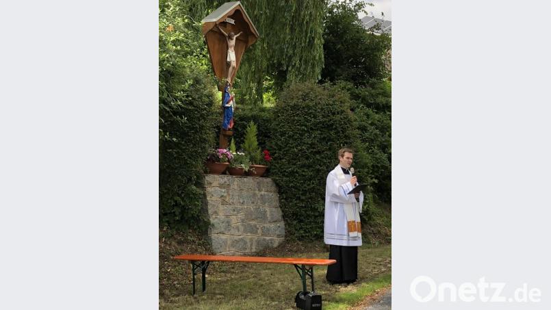 Kaplan Thomas Fischer segnete das renovierte Huber-Kreuz. Bild: bej