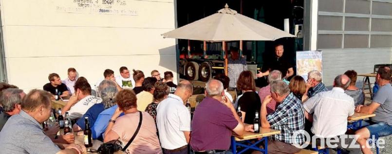 Volles Haus bei „Af an guadn Ratsch“ der CSU/FL-Fraktion mit Bürgermeister-Kandidaten Armin Betz: Viele Bürger aus Schlattein, Ellenbach, Kalmreuth und Gösen informieren sich über die Kommunalpolitik. Spediteur Alfons Bäumler (links) aus Ellenbach stellt sein Unternehmen vor. Bild: lst