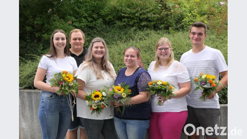 Blumen gibt es für (von links) Vivien Hägler, Lukas Götz (verlassen die Einrichtung), Verena Brenner, Corinna Donhauser, Angeline Rittner (zum Abschluss als Heilerziehungspflegerinnen) und Philipp Schiesl (HEP-Helfer). Bild: ils