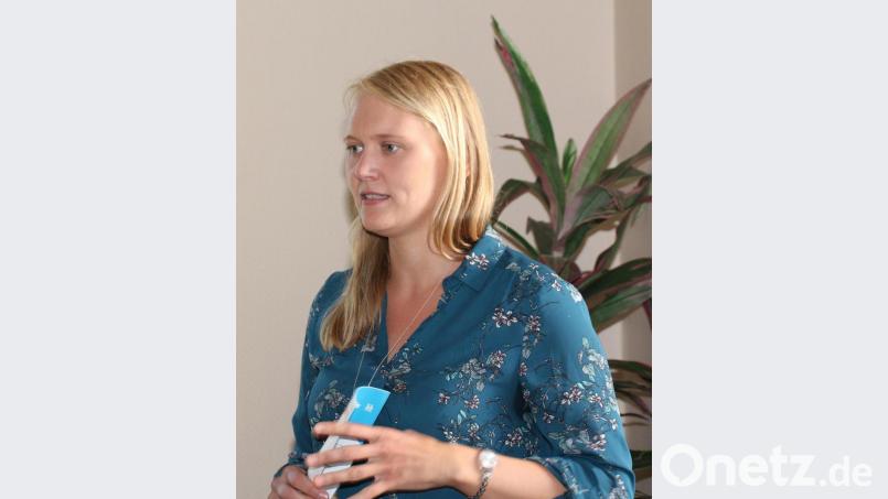 Stefanie Baier stellt den Kastler Gemeinderäten das Konzept von " LEBENplus" vor. Bild: rpp