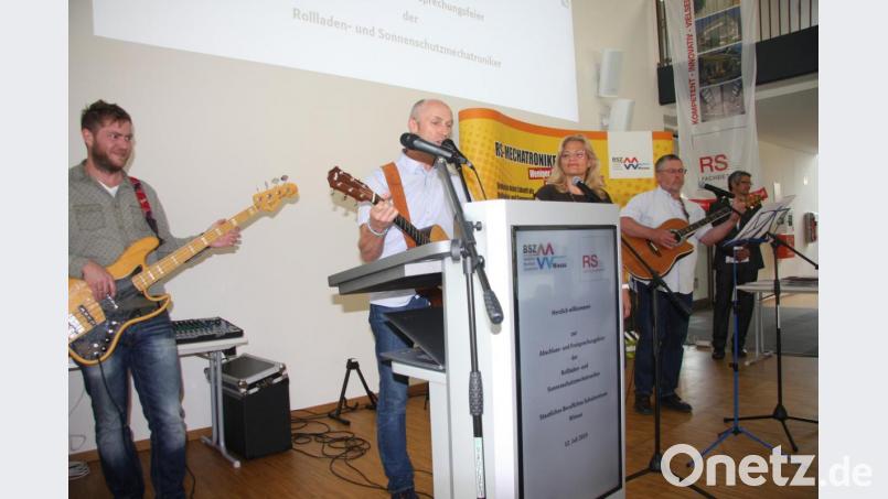 Die Lehrerband ist längst zu einem festen Bestandteil der Abschlussfeiern am BSZ geworden. Bild: wro