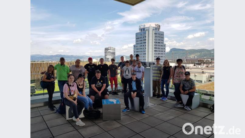 Die Oberpfälzer Schüler stellen sich zu einem Erinnerungsfoto über den Dächern des Museumsgebäudes beim oberösterreichischen Stallerzeuger Vosetalpine zusammen mit ihren Lehrkräften Eva Rößner (hinten 1. v. links), Peter Köstler (hinten 2.v.links), Julia Planner (3. v. rechts) und Verena Mardanow (2. von rechts) auf. Bild: exb