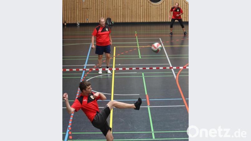 &quot;Ich würde gerne helfen, die Freude an Fußballtennis zu wecken und Mannschaften aufzubauen&quot;, sagt Werner Pilz (hinten links). Bild: Wolfgang Steinbacher