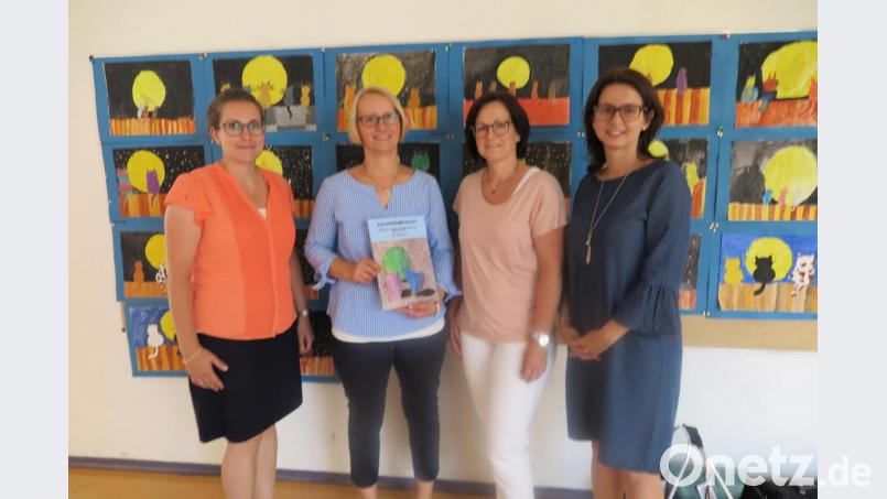 Rektorin Christine Wiesend (Dritte von rechts) dankt den drei Redakteurinnen Stefanie Nickl, Sonja Kraus und Elisabeth Steinkohl (von rechts) für den Jahresbericht 2017/18. Bild: jzk