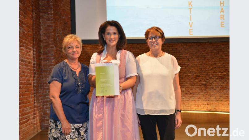 Ernährungsministerin Michaela Kaniber überreichte die Urkunde an Elke Beck (links), verantwortlich für die Schulküche "Lunchy", und stellvertretende Schulleiterin Christa Besold. Bild: Schmidhuber/exb